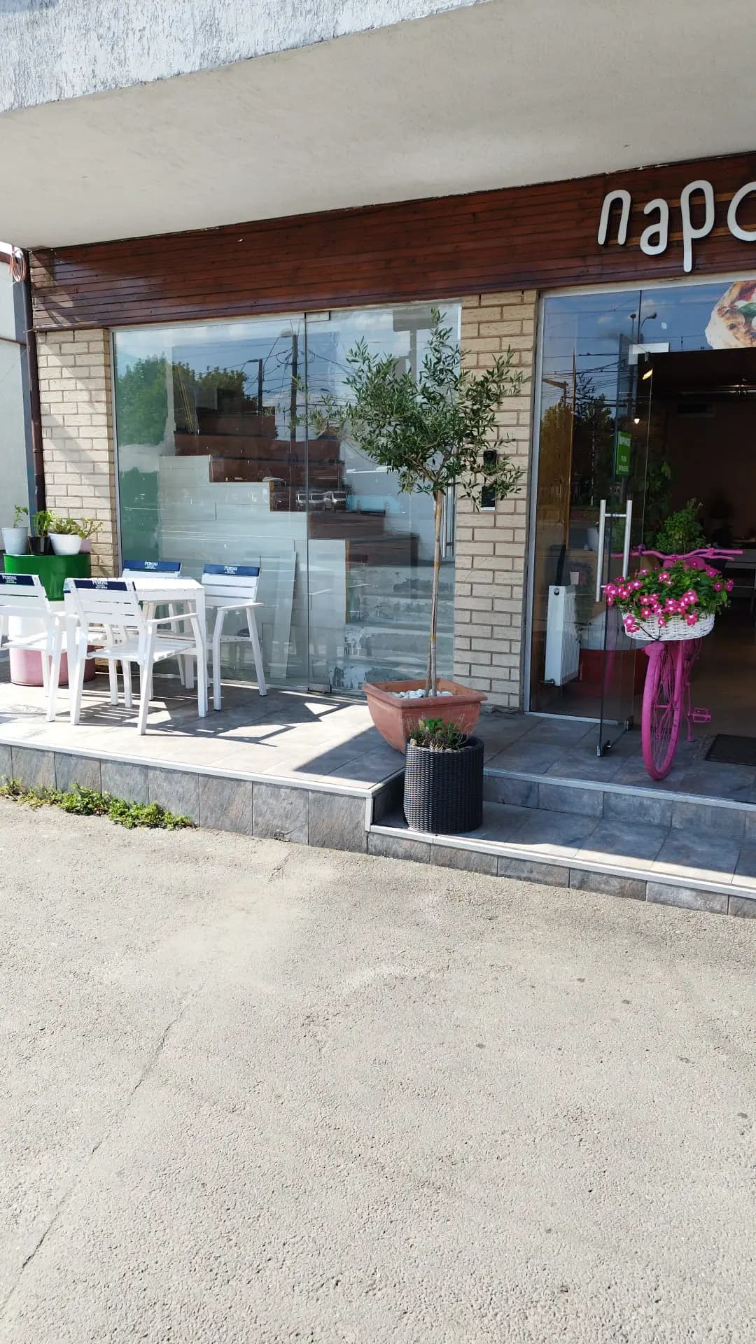 Terasa amenajată a Restaurantului Napoletano București