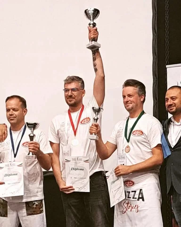 Pe treapta cea mai înaltă a podiumului, cu trofeul și diploma — Antonio Claudiu Chioveanu